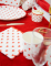 Mise en scène sur une table de fête du petits pots en carton petits cœurs