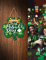 Mise en situation du panneau Saint Patrick pour décoration vert en forme de trèfle avec chopes de bière