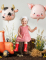 Mise en scène avec enfant du Ballon aluminium Vache
