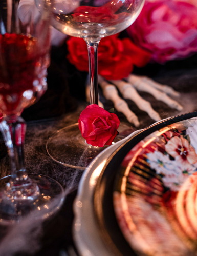 12 roses à piquer rouges avec tige métallique