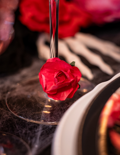 12 roses à piquer rouges avec tige métallique