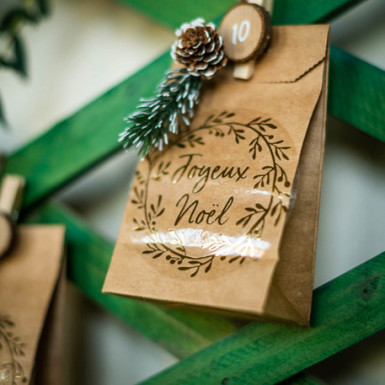 6 petits sachets kraft 7,5 x 12,5 cm avec étiquettes et ficelles