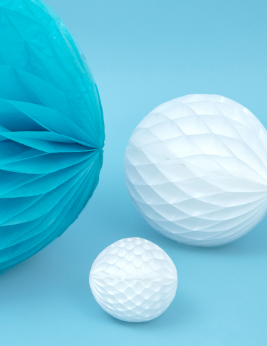 Petite boule en papier alvéolé blanc 12 cm pour déco de fête
