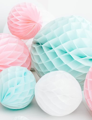 Petite boule en papier alvéolé blanc 12 cm pour déco de fête