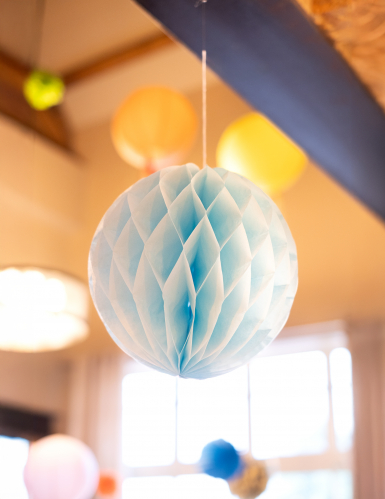 Petite boule en papier alvéolé bleu ciel 10 cm à suspendre
