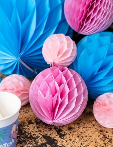 Petite boule en papier alvéolé rose 10 cm décoration à suspendre