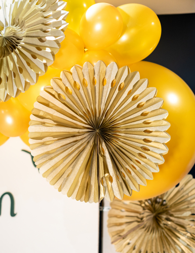 Rosace en papier doré 40 cm, éventail décoratif à suspendre