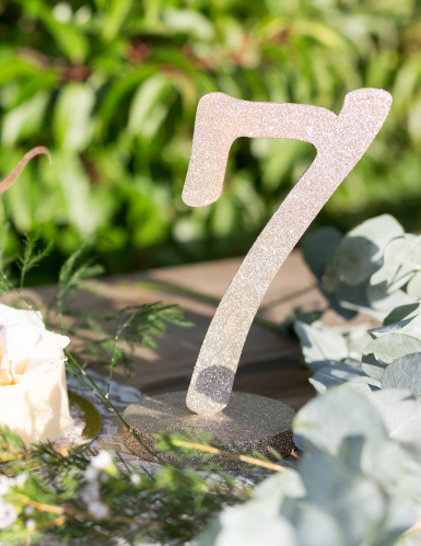 Centre de table chiffre 7 bois pailleté champagne 20 cm sur socle