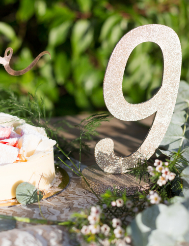 Centre de table chiffre 9 bois pailleté champagne 20 cm avec socle