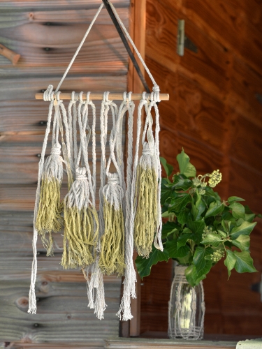 Suspension en bois pompons jaune 24 x 50 cm décoration bohème mariage