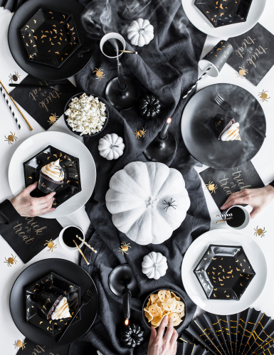 6 assiettes en carton chauves souris noires et dorées 20 cm hexagonales