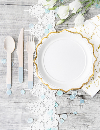 6 petites assiettes en carton blanches et bordures dorées ciselées 18 cm