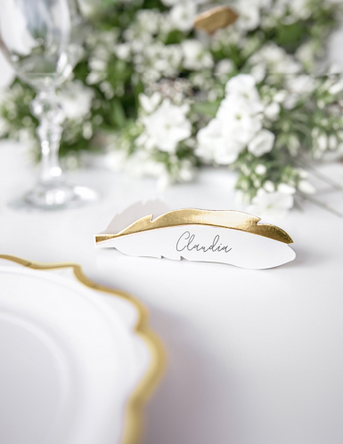 10 marque-places en carton plumes blanches et dorées métallisées 10,5 x 3 cm pour mariage