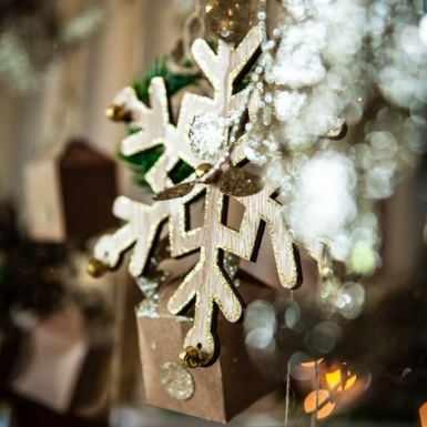 4 flocons en bois paillettes et grelots or 18 cm décoration noël