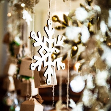 4 flocons en bois paillettes et grelots or 18 cm décoration noël