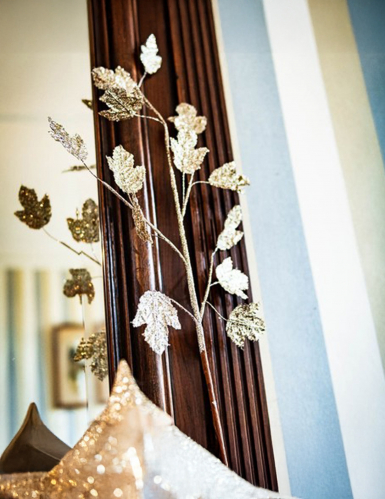 Branche de feuilles d'érable paillettes champagne 75 cm et sequins