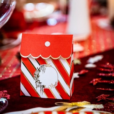 8 contenants en carton rouge et blanc avec nœud or 7 x 8,5 cm pour Noël