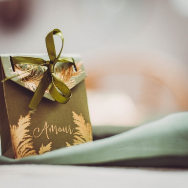 10 contenants en carton pampa kaki et dorure or amour mariage avec ruban