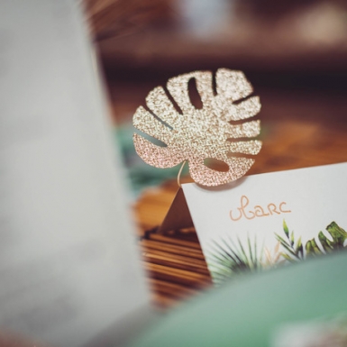 4 feuilles tropicales 5,8 x 7 cm velours et paillettes