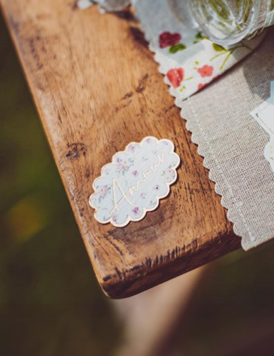 100 confettis aquarelle et amour dorure de 2 à 4,5 cm mariage romantique