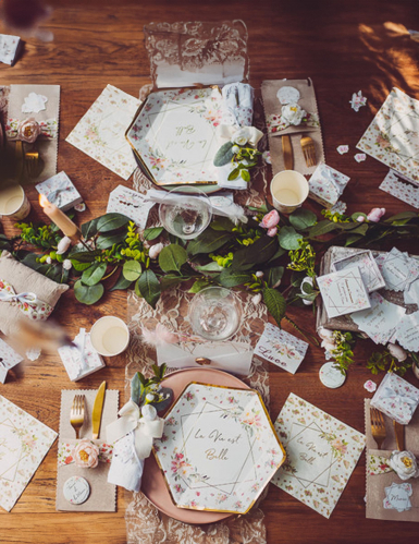 100 confettis aquarelle et amour dorure de 2 à 4,5 cm mariage romantique