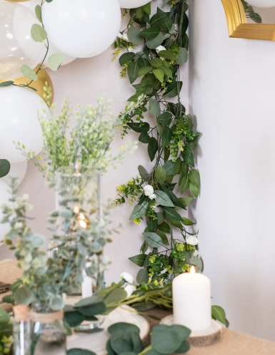 Guirlande pivoines laurier et eucalyptus blanches 1,40 m pour mariage