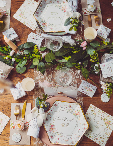 Guirlande pivoines laurier et eucalyptus blanches 1,40 m pour mariage