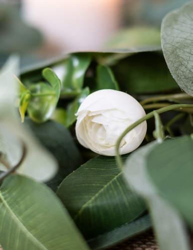 Guirlande pivoines laurier et eucalyptus blanches 1,40 m pour mariage
