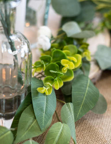 Guirlande pivoines laurier et eucalyptus blanches 1,40 m pour mariage