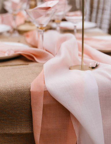 Chemin de table mousseline rose 28 cm x 5 m pour mariage