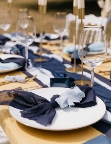 Chemin de table mousseline bleu marine 28 cm x 5 m décoration mariage
