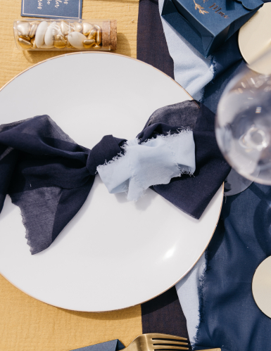 Chemin de table mousseline bleu marine 28 cm x 5 m décoration mariage