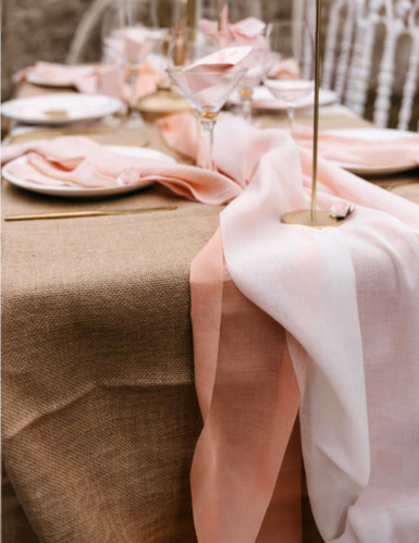 Chemin de table mousseline rose 14 cm x 5 m décoration mariage