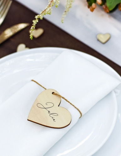 10 marque-places en bois cœurs 6 x 5 cm avec ficelle