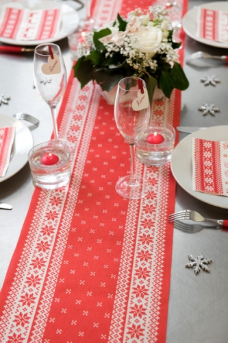Chemin de table en coton au coin du feu 3 m x 28 cm rouge et blanc