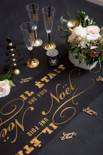 Chemin de table en coton il était une fois Noël noir et doré 3 m x 28 cm