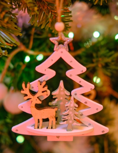 Suspension en bois sapin et paysage 11 cm coloris aléatoire avec cerf