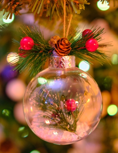 Boule de Noël naturelle avec neige et sapin 8 cm modèle aléatoire avec pomme de pin