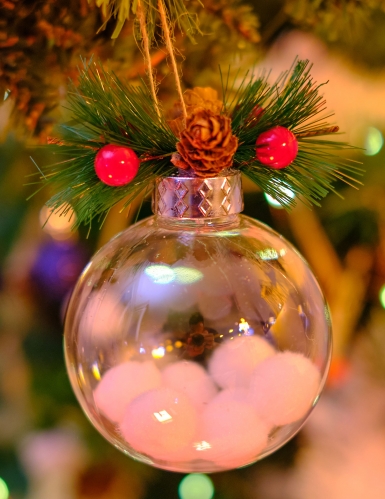 Boule de Noël naturelle avec neige et sapin 8 cm modèle aléatoire avec pomme de pin