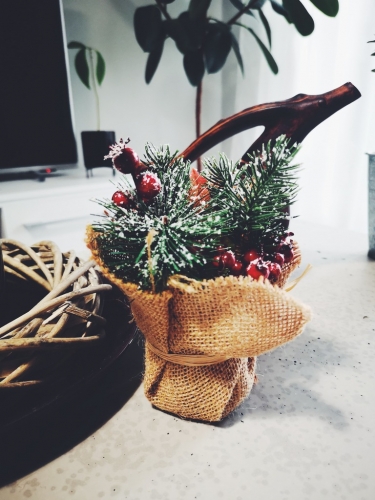 Composition de Noël baies rouges et sapin enneigés dans pot en jute 15 cm