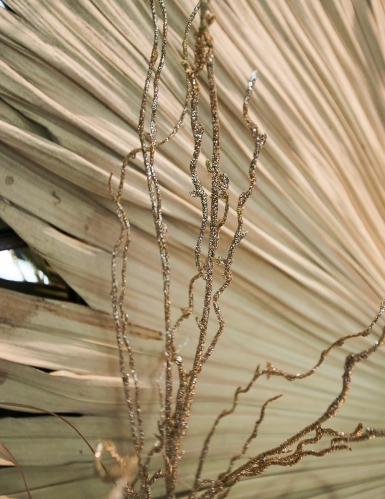 Branche féerique paillettes et sequins dorés 125 cm effet givré
