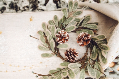 Couronne de Noël eucalyptus et pommes de pin 35 cm naturelle