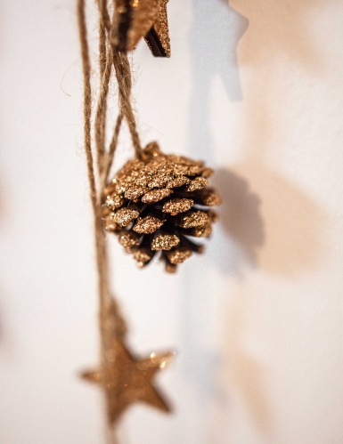 Suspension pommes de pin paillettes cuivre 50 cm et étoiles bois