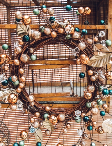 Couronne décorative branches et boules pailletées 40 cm dorée