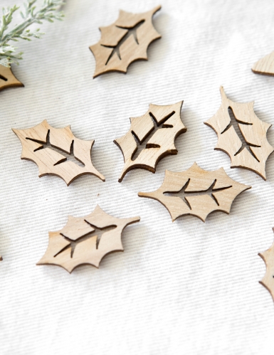 20 confettis en bois ajouré feuilles de houx 1,8 x 3 cm pour noël