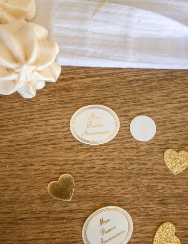 100 confettis mon premier anniversaire blancs et dorés pour table