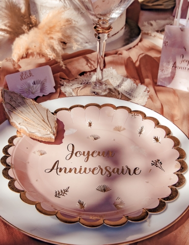 8 Assiettes en carton festonnées Joyeux anniversaire Boho blush et or 23 cm