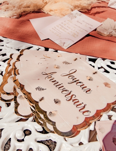 16 Serviettes en papier festonnées Joyeux anniversaire Boho blush et or 33 x 33 cm