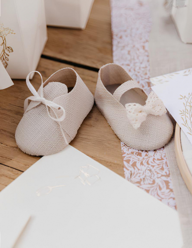 2 contenants en forme de chaussures bébé 8,5 x 4,5 cm effet lin