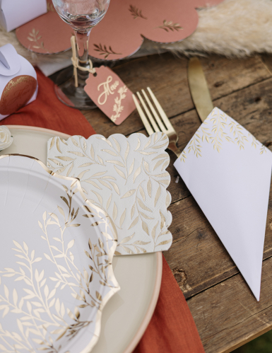 20 serviettes cocktail en papier blanc et or à motif feuillage festonné